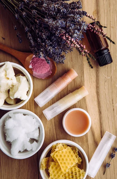 Zutaten Für Hausgemachten Lippenbalsam Sheabutter Ätherisches Mineralisches Farbpulver Bienenwachs Kokosöl — Stockfoto