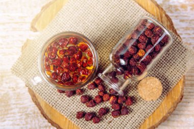 Kurutulmuş Crataegus curvisepala Crataegus monogyna, Crataegus rhipidophylla bilinen adıyla şahin veya tıbbi amaçlar için tek tohumlu şahin çileği bitki çayı.. 