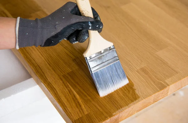 Persona Trabajando Engrasando Encimera Cocina Antes Usar Cepillando Aceite Linaza — Foto de Stock