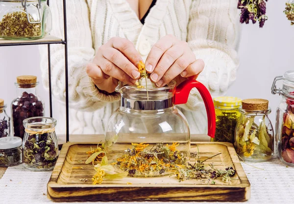 Visão Perto Mulher Herbalist Misturando Várias Ervas Secas Para Chá — Fotografia de Stock
