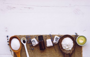 Küp şeklinde banyo köpüklerinin düz manzarası vardı. Ev yapımı spa banyosu köpüğü yapıyorum. Bir sürü rustik kopya alanı var. Sitrik asit, boyama sıvısı, temel yağ, kabartma tozu, yağ, kuru lavanta.