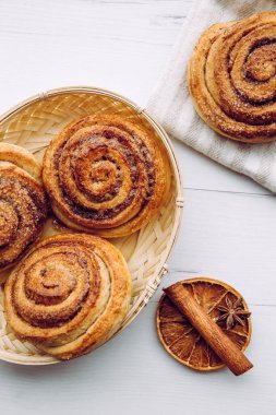 Taze pişirilmiş ev yapımı tarçınlı rulo. Sabah evde, kahvaltı konsepti..