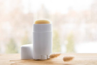 Doğal malzemelerle ev yapımı deodorant yapmak. Asgari arkaplanda terleme önleyici ve çokça kopya alanı.