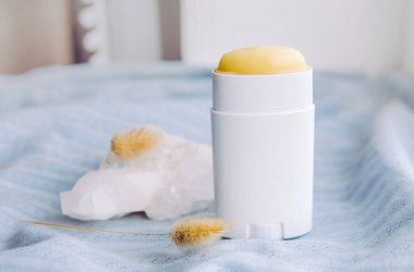 Doğal malzemelerle ev yapımı deodorant yapmak. Asgari arkaplanda terleme önleyici ve çokça kopya alanı.