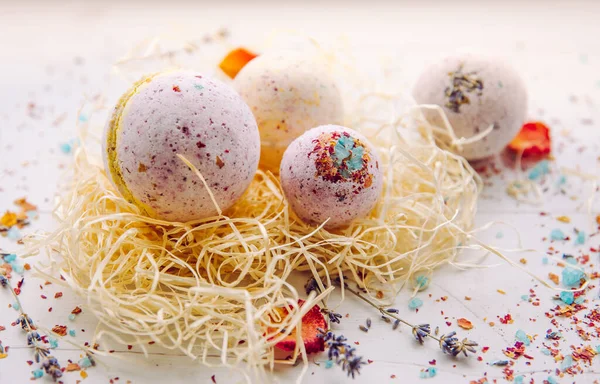 Banyo penceresinin pervazında bir sürü banyo topu var. Evde cilt bakımı konsepti.