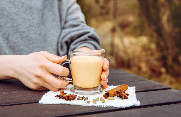 Nahaufnahme Von Frauenhänden Die Frühling Tasse Chai Latte Mit Zimt — Stockfoto