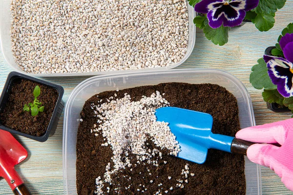 Mixing Perlite Granules Pellets Black Gardening Soil Improves Water Retention — Stock Photo, Image