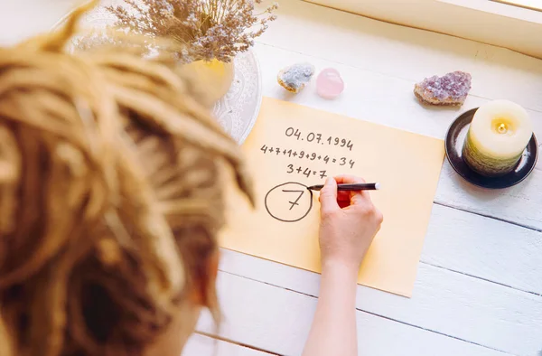 Acima Vista Menina Calcular Número Caminho Vida Papel Casa Conceito — Fotografia de Stock