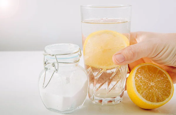 Рука Держит Питьевой Стакан Пищевой Содой Воды Лимонного Сока Вливания — стоковое фото