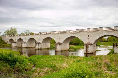 Konuvere, Rapla maakond, Estonya - 18MAY2021: Vigala Nehri üzerindeki Konuvere taş köprüsü. Mrjamaa ilçesi.