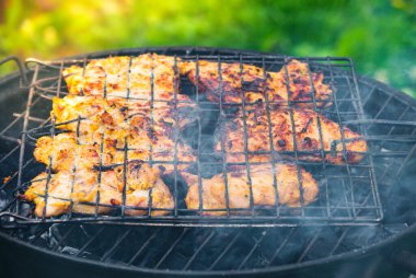 Kömür ızgarasında kızarmış tavuk eti, duman geliyor. Et pişirme hazırlıklarına yakından bak.