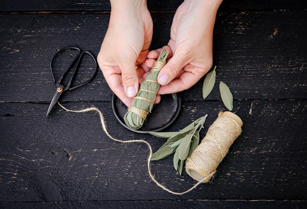 Persoon Die Witte Salie Maakt Salvia Apiana Vlek Stok Thuis — Stockfoto