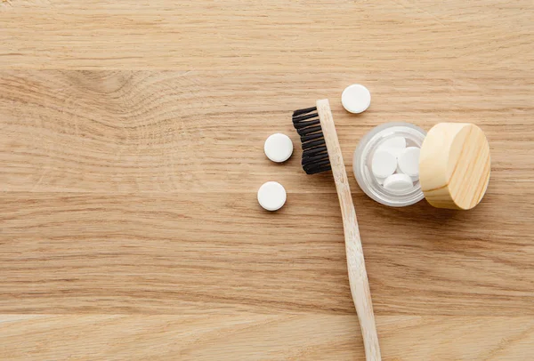 Comprimidos Pasta Dentes Branca Com Flúor Escova Bambu Cuidados Dentários — Fotografia de Stock