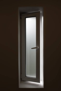 Banyo penceresi buzlu cam, ışık parlıyor ama göremiyor, mahremiyet kavramı..