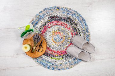 Kullanılmış plastik torbalardan yapılmış ev yapımı su geçirmez kilim, bez halı. Yükseltme ve geri dönüşüm konsepti. Plastik iplikten ya da plarn 'dan yapılmış..