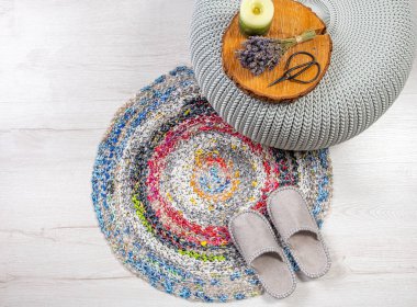 Kullanılmış plastik torbalardan yapılmış ev yapımı su geçirmez kilim, bez halı. Yükseltme ve geri dönüşüm konsepti. Plastik iplikten ya da plarn 'dan yapılmış..