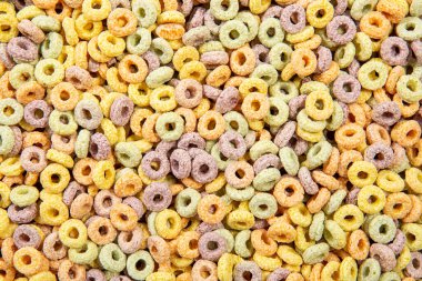 Mısır gevreği arka planında çok renkli kahvaltı.