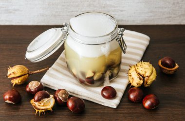 Ev yapımı doğal sıvı çamaşır sabunu. At kestanesini sırılsıklam etmek, Aesculus 'un hipokastanyumunu suya gömmek, temizlik maddesinin doğal özünü içeren cadı.. 