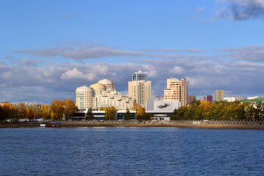 Yekaterinburg 'daki Iset Nehri kıyısında şehir göleti, Plotinka manzaralı.