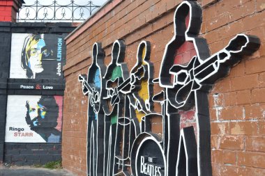 Yekaterinburg 'daki Iset Nehri setindeki Beatles grubunun anıtı.