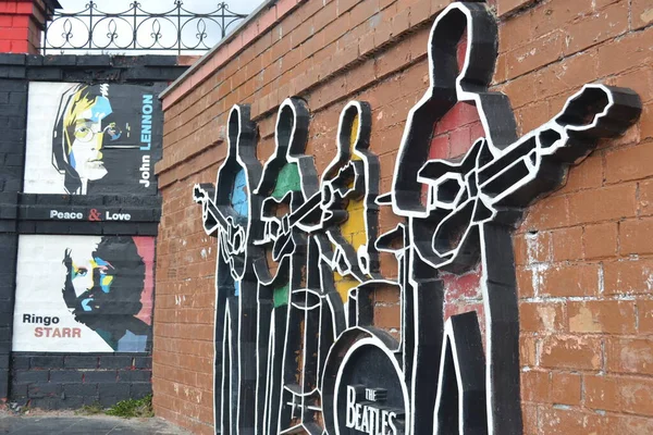Yekaterinburg 'daki Iset Nehri setindeki Beatles grubunun anıtı.