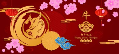 Kırmızı kağıttaki Çin yeni yıl afişi öküz karakterini ve Asyalı elementleri zanaat tarzıyla kesti. Çince çeviri OX Yılı Mutlu Çin Yeni Yılı 2021