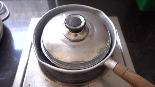 Panela de ebulição está cozinhando — Vídeo de Stock