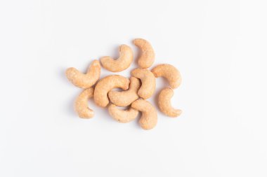 Beyaz arka plan üzerinde tuzlu ve kavrulmuş kaju fıstığı