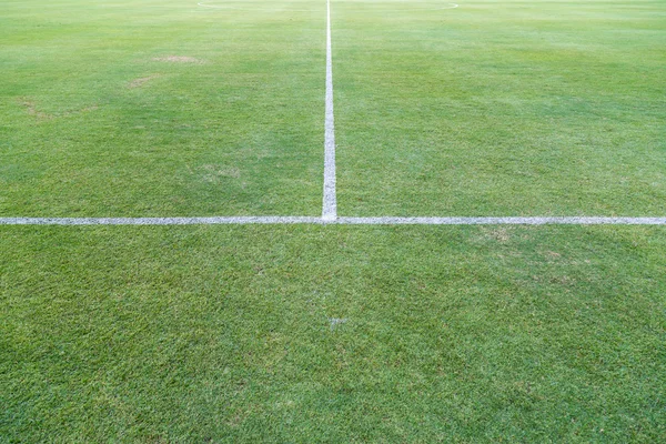 Witte streep op het groene voetbalveld vanaf bovenaanzicht Rechtenvrije Stockafbeeldingen