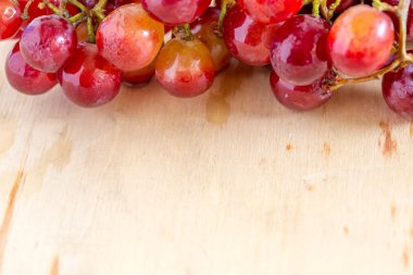 ahşap arka plan üzerinde üzüm