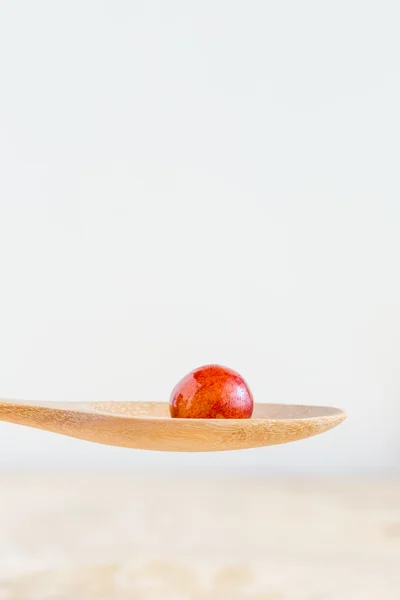 Rote Trauben auf Holzlöffel haben Platz über — Stockfoto