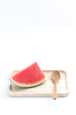 Dilim karpuz beyaz arka plan üzerinde ahşap plaka üzerinde