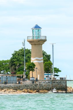 Sahildeki deniz feneri
