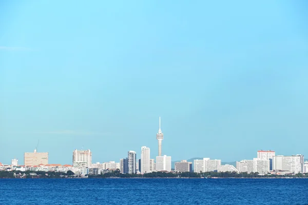 Stadtlandschaft hinter blauem Meer — Stockfoto