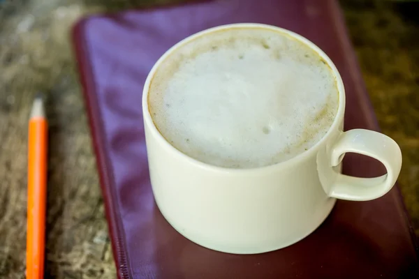 Чашка кофе на фоне гранжевого деревянного стола — стоковое фото