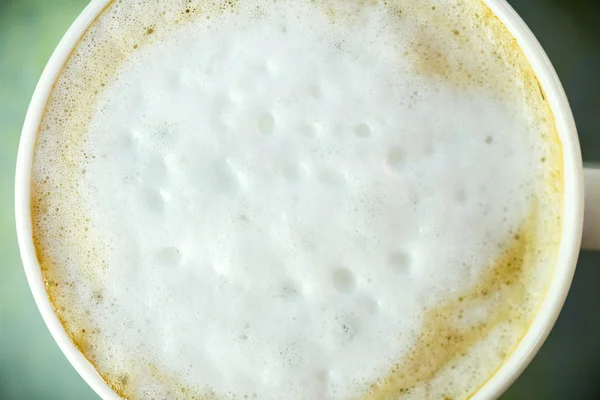 Закрыть молочную пену в стакане — стоковое фото