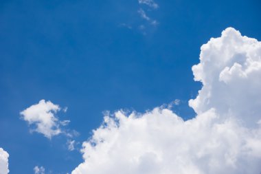 Mavi gökyüzünde beyaz bulut