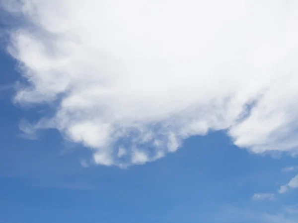 Mavi gökyüzünde beyaz bulut