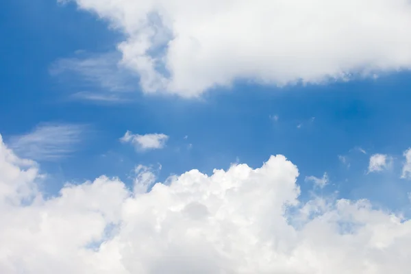 Mavi gökyüzünde beyaz bulut