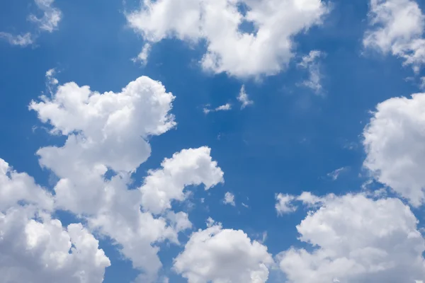 Mavi gökyüzünde beyaz bulut