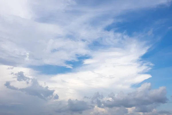 Mavi gökyüzünde beyaz bulut