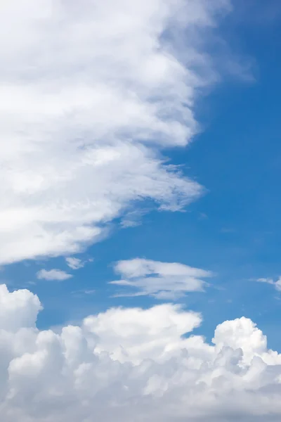 Mavi gökyüzünde beyaz bulut