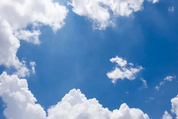 Mavi gökyüzünde beyaz bulut