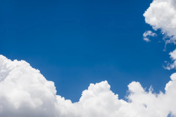 Mavi gökyüzünde beyaz bulut