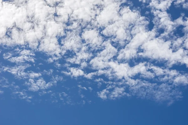 Mavi gökyüzünde beyaz bulut