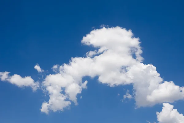 Mavi gökyüzünde beyaz bulut 