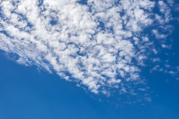 Mavi gökyüzünde beyaz bulut