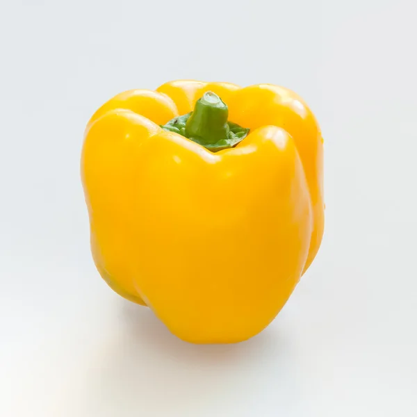黄辣椒或白色背景上的甜辣椒 — 图库照片
