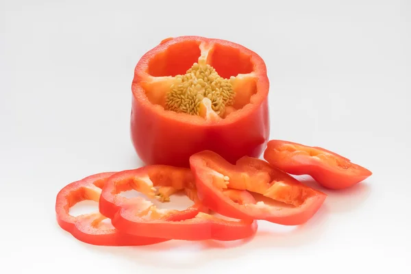 红辣椒或白色背景上的甜辣椒 — 图库照片