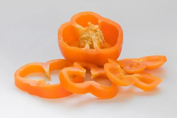 橙色辣椒或白色背景上的甜辣椒 — 图库照片